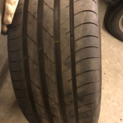 Nytt 1 stk sommerdekk 8mm Nokian Hakka Black 3 ( 235/45R18 )