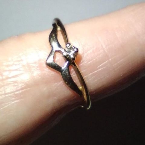 Nett 14k ring m liten diamant.