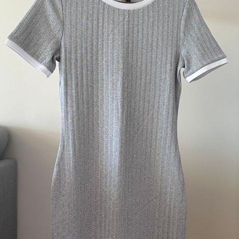 Stilig grå tettsittende kjole - ubrukt