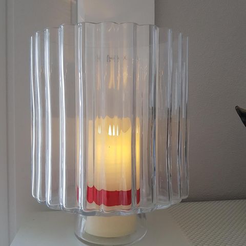 Lysestake for kubbelys i håndlaget glassdesign