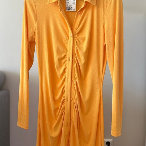 Stilig gul kjole med knapper - ubrukt