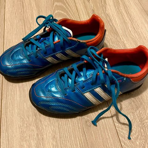 Fotballsko Adidas str 34