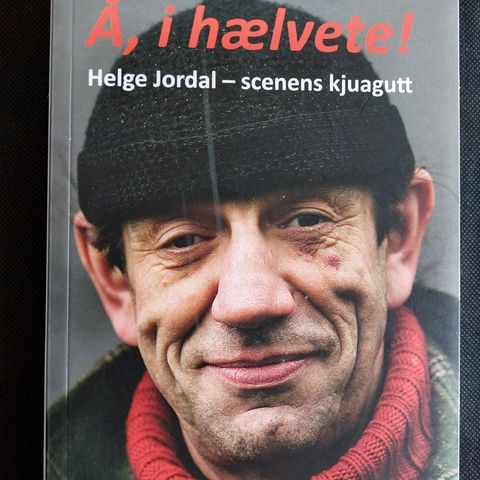 Å, I HELVETE! - Helge Jordal - scenens kjuagutt, av Truls Synnestvedt.