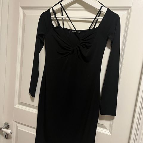 Nydelig, svart kjole fra Bik Bok