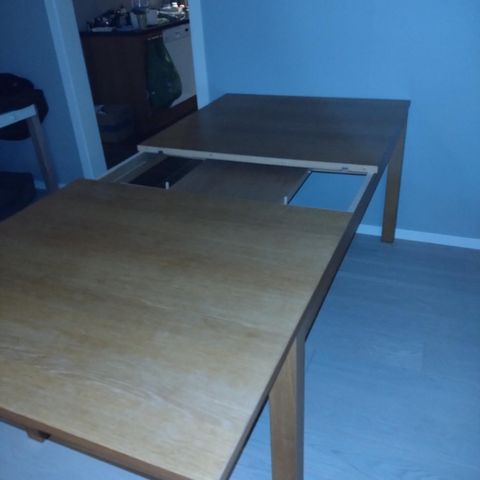 Spisebord: pent, stort utrekksbord selges.