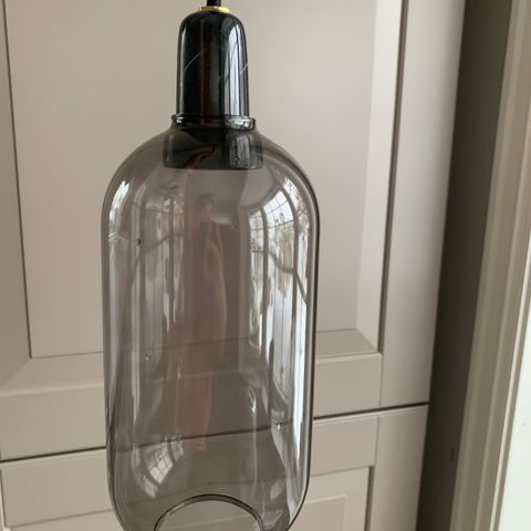 Stilig lampe med sotet glass og lang ledning