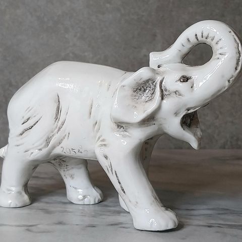 Flott elefant i porselen
