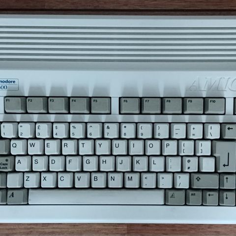 Pen og hvit Recapped Commodore Amiga 600 + strøm