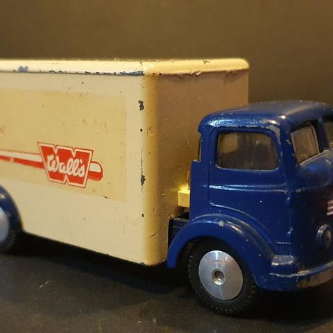 Corgi Toys Commer 5 Ton Wallis Ice cream Truck