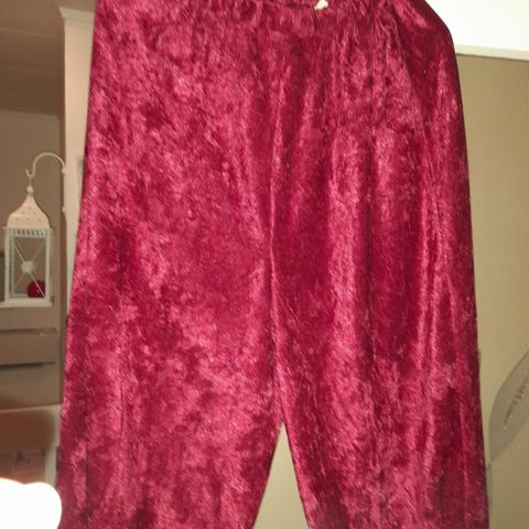 Retro pent  sett i rød velur, bukse, vest og  med bluse til selges. Str 40/42.