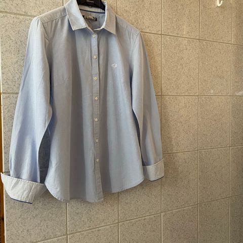 Str 38-Lys blå skjorte, 100% bomull, m/stripet hvit/lys blå detaljer, selges