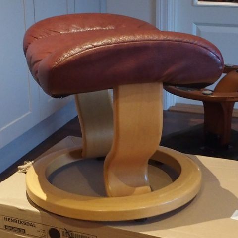 Ekornes fotskammel / puff burgunder