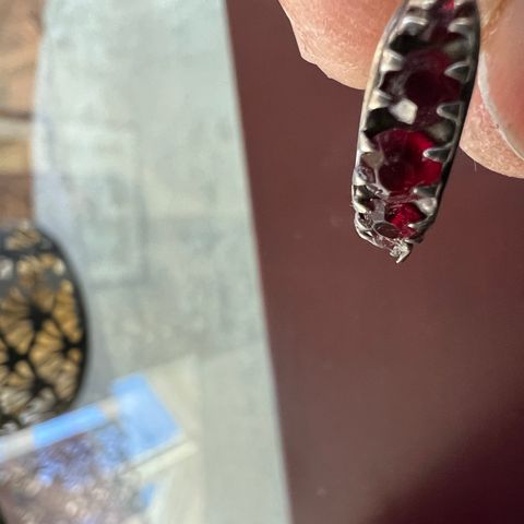 Antikk sølvring med røde steiner