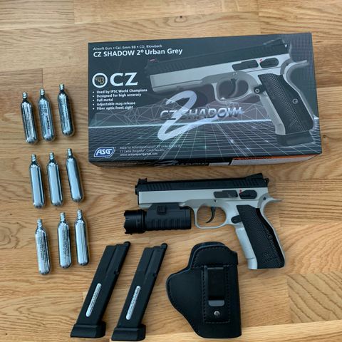 CZ Shadow 2 med lykt/laser og ekstrautstyr