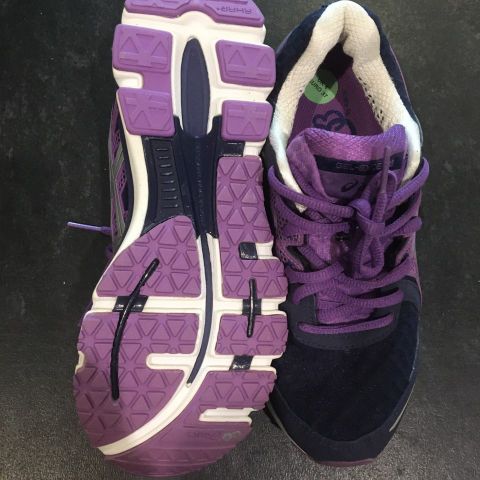 Ubrukte Asics sko i str 37