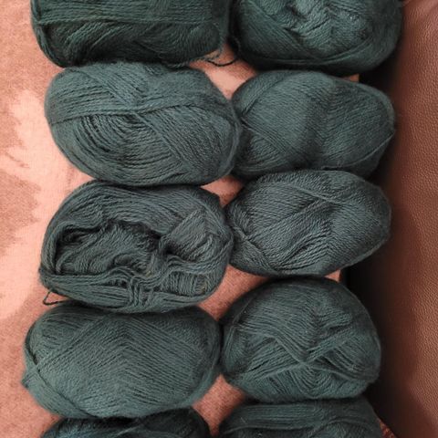 Garn selges. 10 nøster a' 100 gram. Farge; Petrol/aquamarin. Mohair effekt.