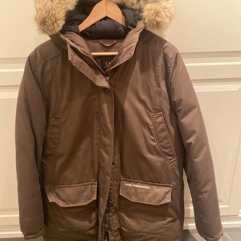 Varm parkas fra Peak Performance