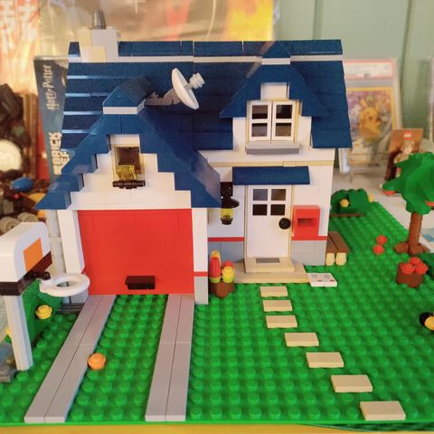 Apple tree house (Lego creator)