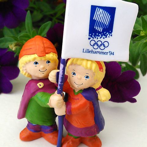 Kristin og Håkon figur fra OL på Lillehammer 94. 7,5 cm høy
