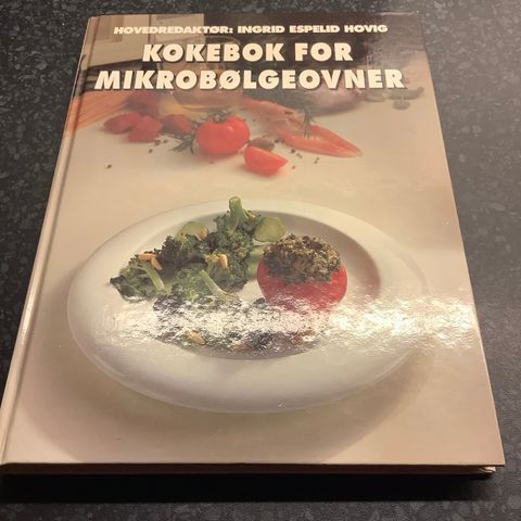 Retro kokebok for Mikrobølgeovner ( Ingrid Espelid Høvåg )