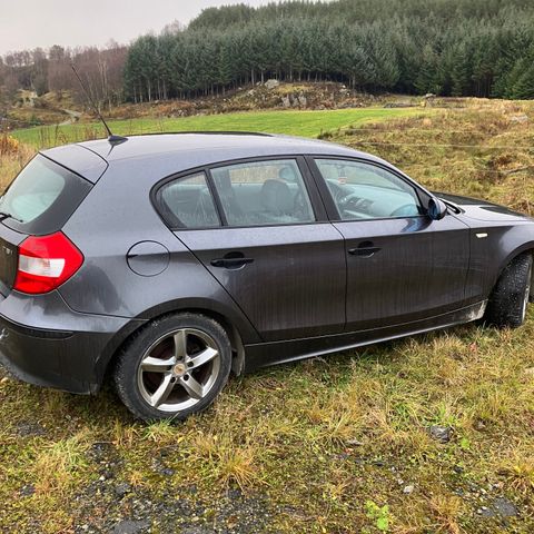 BMW 116i.  2006 mod selges i deler.