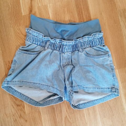 Gravidshorts fra H&M