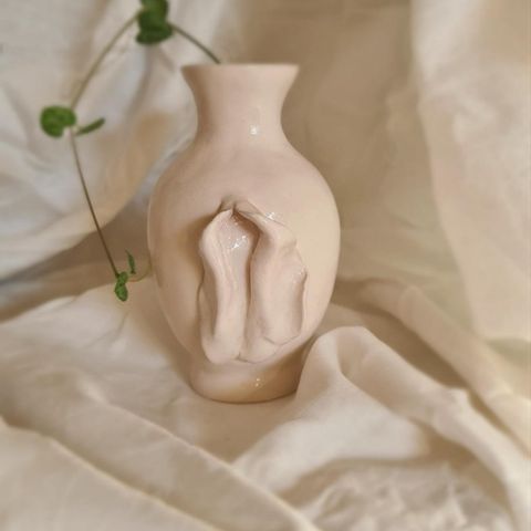 Håndlaget vase med 'blomst'