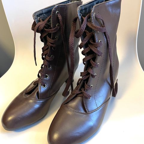 Meget kul boots i imitert skinn str. 39