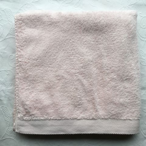 Inntil 3 lyserosa håndklær i str 70x140 cm selges. Prisen er pr stk.