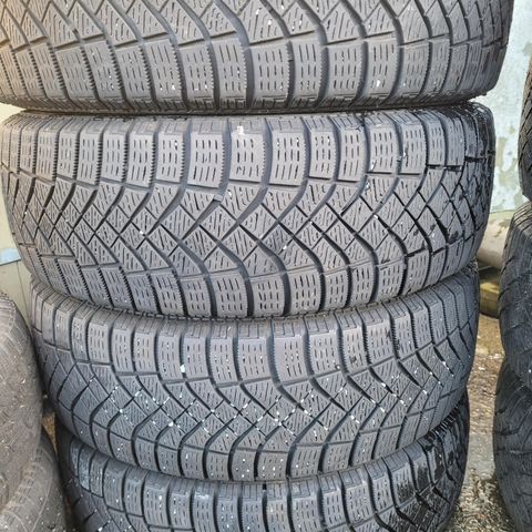 195/65/15" 4stk Pirelli piggfritt / helårsdekk