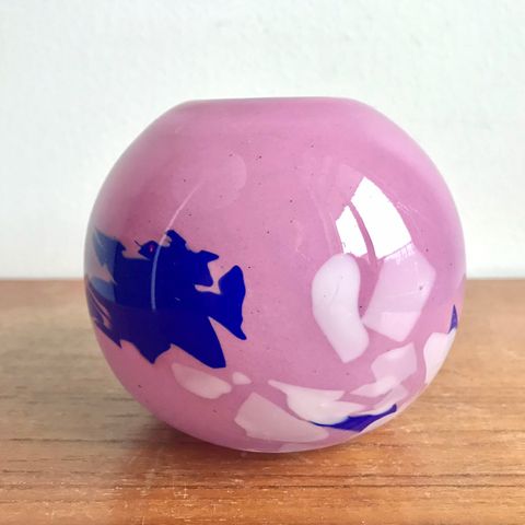Pen liten vintage rosa, hvit og blå kunstglass vase - Gro Bergslien Hadeland