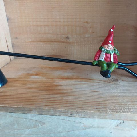 Lysslukker til jul i smijern med en plastnisse på 26 cm lang
