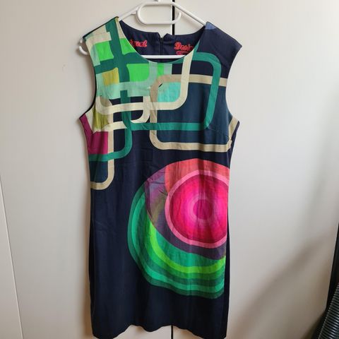 Fin og fargerik kjole fra Desigual. Størrelse 42.