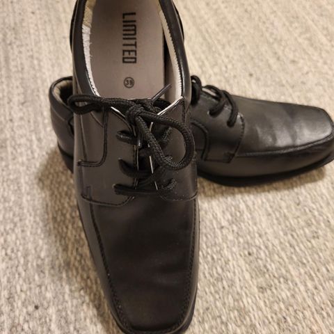 Pene sorte sko til gutt/ungdom