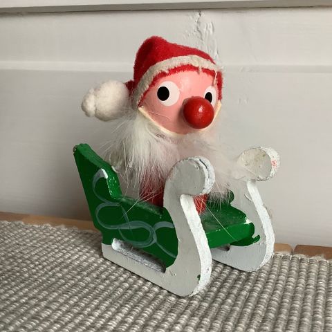 Gammel spesiell nisse på kjelke.