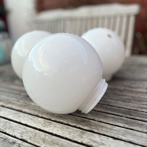 Eldre hvite lampekupler med gjenger i glass utendørs bruk