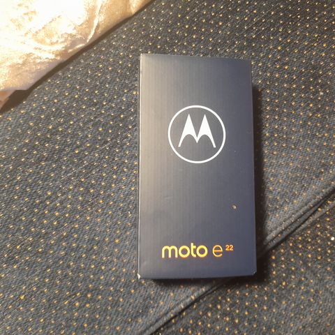 Mobil Motorola e22 , 1499 kr( 2 år garanti)