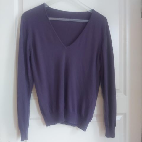 20% CASHMERE 10% SILKE 30% ULL. V-ringet genser. Syrin.