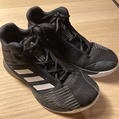 Adidas basketsko str 32