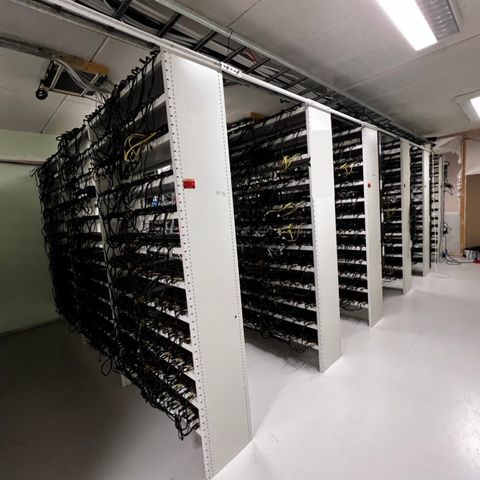 Stor GPU mining farm selges.