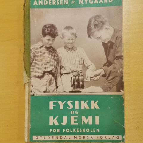 "Fysikk og Kjemi for folkeskolen" fra 1948! Gyldendal.