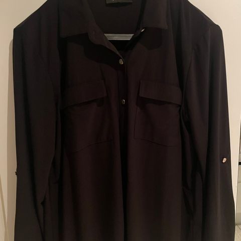 Tøff skjorte/bluse fra DKNY, polyester og  stretch strl L