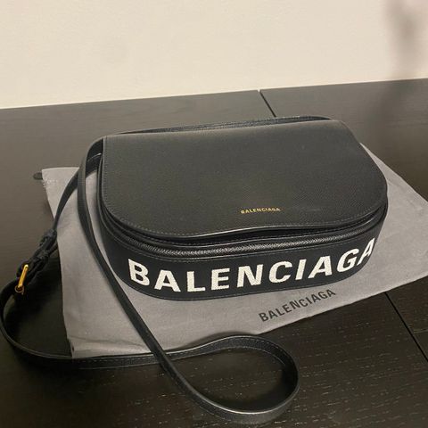 Balenciaga veske selges