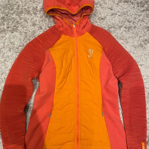 Sporty Johaug jakke i freshe farger selges billig!
