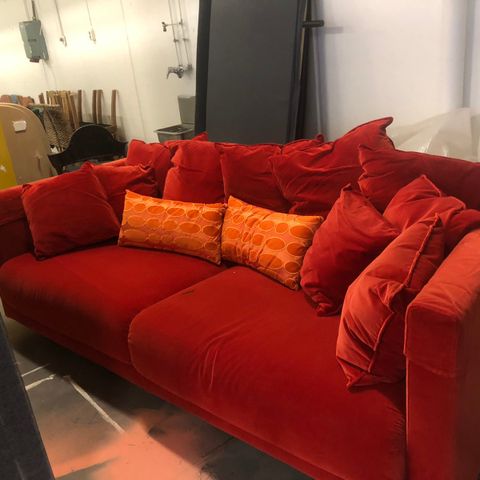 Rød sofa, stor og koselig sofa,