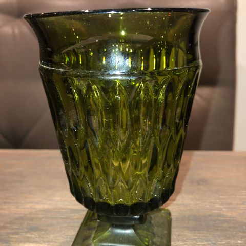 Flott retro vase pokal i mørkegrønt pressglass