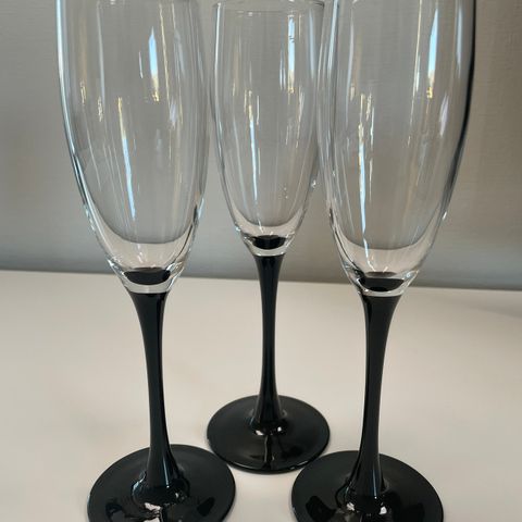 Luminarc France Champagne glass med svart stett 3 stk (22 cm x 5 cm i d)