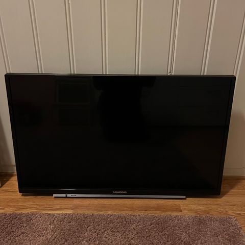 Grundig 32’’ vle5730bn med veggfeste selges