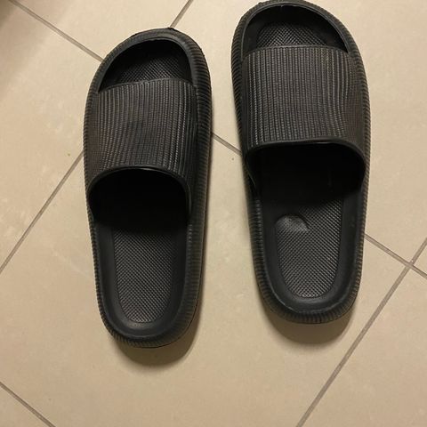 Støtdempede tøfler/ sandal