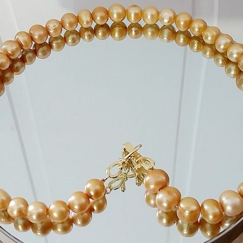 Vakkert perlekjede av ekte perler(se beskrivelse).